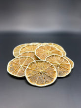Afbeelding in Gallery-weergave laden, Gedehydreerde Limoenschijven 500gr
